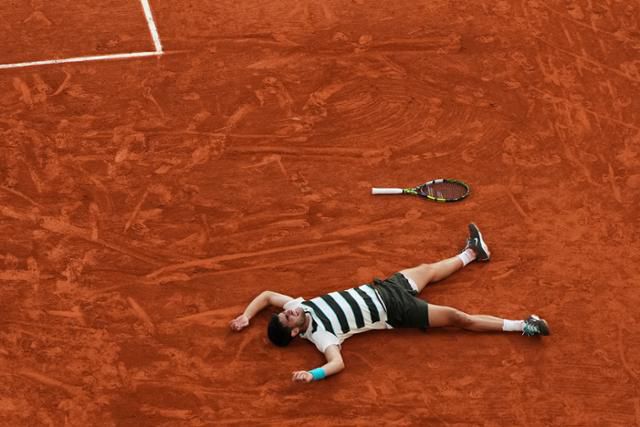 카를로스 알카라스(스페인)가 8일(현지시간) 프랑스 파리 롤랑가로스에서 열린 프랑스오픈 남자 단식 결승에서 얀니크 신네르(이탈리아)를 물리치고 대회 2연패를 차지한 뒤 곧장 코트에 드러누웠다. 파리=AP 연합뉴스카를로스 알카라스(스페인)가 8일(현지시간) 프랑스 파리 롤랑가로스에서 열린 프랑스오픈 남자 단식 결승에서 얀니크 신네르(이탈리아)를 물리치고 대회 2연패를 차지한 뒤 곧장 코트에 드러누웠다. 파리=AP 연합뉴스