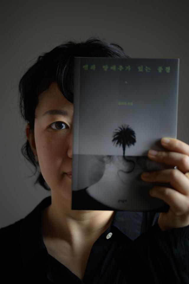 강보라 작가는 기자 겸 소설가로서 장단이 있다며 '뱀과 양배추가 있는 풍경'은 세태를 비웃고, 냉소하는 기자 특유의 사르카즘적 문체와 태도를 완전히 버리지 못한 상태로 쓴 소설이라고 했다. 하상윤 기자