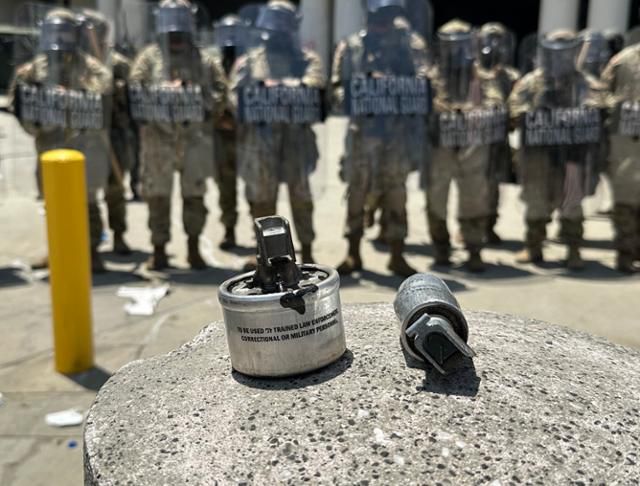 8일 미국 캘리포니아주 로스앤젤레스 메트로폴리탄 구금센터 앞 바닥에 나뒹굴고 있던 비살상탄 잔해들. 최루탄(왼쪽)과 고무탄 발사 후 버려진 케이스로 추정된다. 로스앤젤레스=이서희 특파원