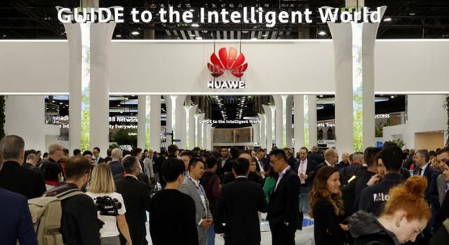 세계 최대 이동통신 전시회 모바일월드콩그레스(MWC 2023)가 열린 2023년 2월 28일 스페인 바르셀로나 피라 그란 비아에 설치된 중국의 화웨이 전시장을 관람객들이 살펴보고 있다. 바르셀로나=사진공동취재단