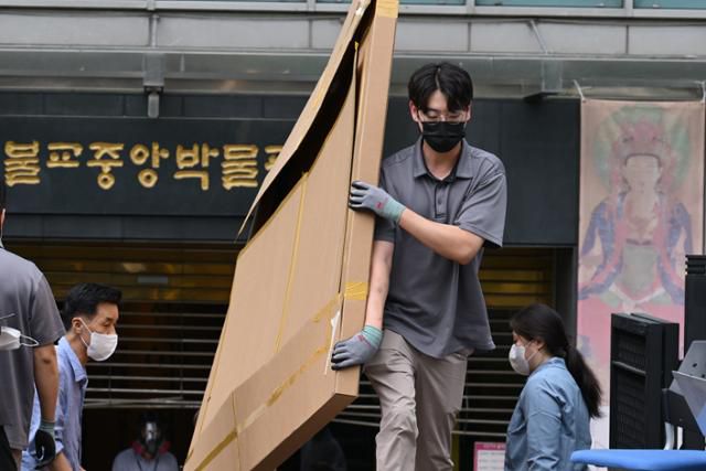 10일 서울 종로구 조계사 대한불교조계종 한국불교역사문화기념관 옆 불교중앙박물관에서 관계자들이 소장 중이던 문화재들을 옮기고 있다. 최주연 기자