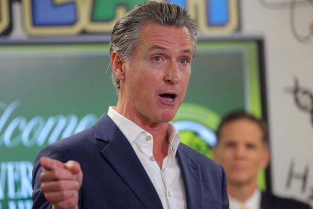 개빈 뉴섬 미국 캘리포니아 주지사가 5일 캘리포니아주 콤프턴의 클린턴초등학교에서 주 전역에 문해력 코치를 배치하겠다는 계획을 발표하고 있다. 콤프턴=로이터 연합뉴스