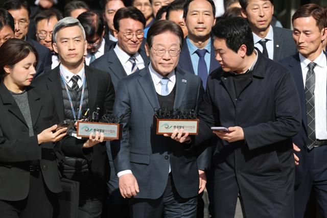 이재명 대통령이 3월 26일 공직선거법 위반 사건 항소심에서 무죄를 선고받은 뒤 법원을 나서고 있다. 공동취재단