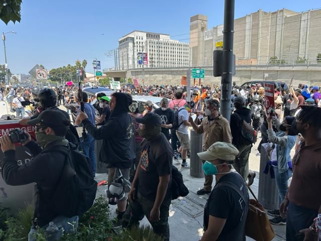 8일 미국 캘리포니아주 로스앤젤레스 메트로폴리탄 디텐션 센터 앞에서 항의 메시지가 적힌 손팻말과 멕시코 국기 등을 든 수백 명이 이민세관단속국의 불법 이민자 검거에 반대하는 시위를 하고 있다. 로스앤젤레스=이서희 특파원