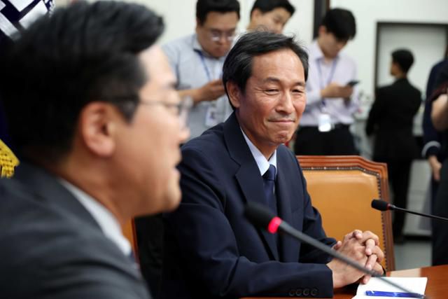 우상호(오른쪽) 대통령실 정무수석이 10일 서울 여의도 국회에서 박찬대 더불어민주당 당대표 직무대행 겸 원내대표의 발언을 경청하고 있다. 뉴시스