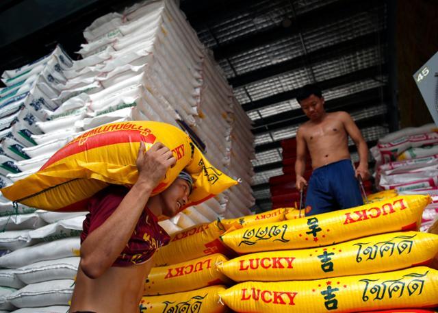 지난 4월 태국 방콕의 한 쌀 거래소에서 노동자들이 쌀 포대를 옮기고 있다. 방콕=EPA 연합뉴스