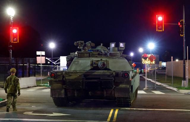 미국 육군 M1 에이브럼스 전차가 10일 미 워싱턴의 웨스트 포토맥 공원에 도착해 인디펜던스 애비뉴를 따라 이동하고 있다. 해당 장비는 도널드 트럼프 미국 대통령 생일인 14일 미 육군 창설 250주년을 기념해 이뤄지는 대규모 열병식에 동원될 예정이다. 워싱턴=AFP 연합뉴스