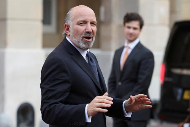 하워드 러트닉 미국 상무장관이 10일 중국과의 2일 차 무역 회담을 앞두고 영국 런던 협상장 앞에서 취재진 질문에 대답하고 있다. 런던=로이터 연합뉴스