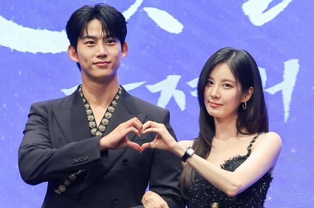 배우 옥택연과 서현이 11일 오후 서울 구로구 신도림동 더 세인트 그랜드볼룸에서 열린 KBS2 '남주의 첫날밤을 가져버렸다' 제작발표회에 참석해 포즈를 취하고 있다. 뉴스1