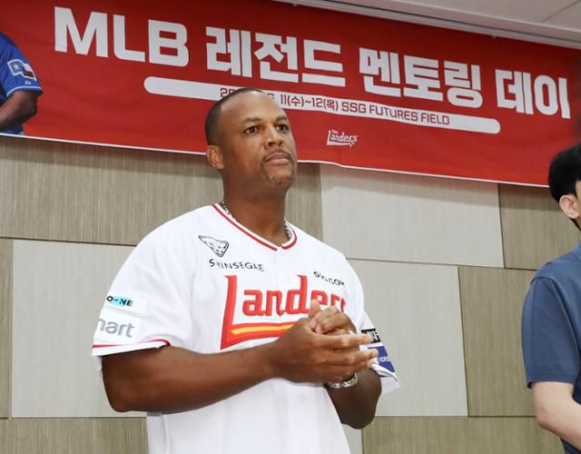 벨트레가 11일 인천 강화 SSG퓨처스필드를 찾아 멘토링을 하고 있다. SSG 제공