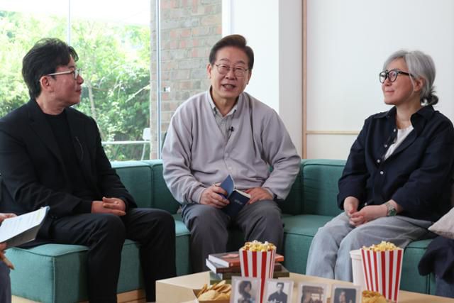 이재명(가운데) 당시 더불어민주당 대통령 후보가 5월 7일 전북 전주시 카페에서 윤제균(왼쪽) 감독·김은숙 작가와 대화하고 있다. 뉴시스