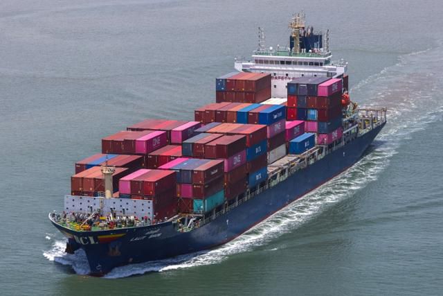 지난 4월 베트남 하이퐁 국제컨테이너 터미널 인근에서 수출 물품을 실을 컨테이너선이 항해하고 있다. 하이퐁=로이터 연합뉴스