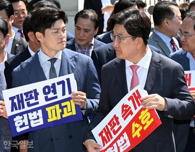 11일 서울 서초동 서울고등법원 앞에서 열린 '이재명 대통령의 공직선거법 위반 사건의 파기환송심을 무기한 연기' 규탄 현장 의원총회를 마친 후 김용태(왼쪽) 비대위원장과 권성동 원내대표가 어색한 표정으로 다른 방향을 보고 있다. 왕태석 선임기자