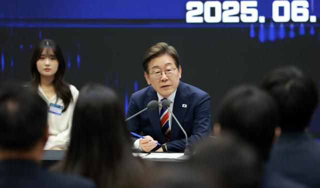 이재명 대통령이 11일 서울 영등포구 한국거래소에서 열린 주식시장 불공정거래 근절을 위한 현장 간담회에서 참석자 질문에 답하고 있다. 뉴시스