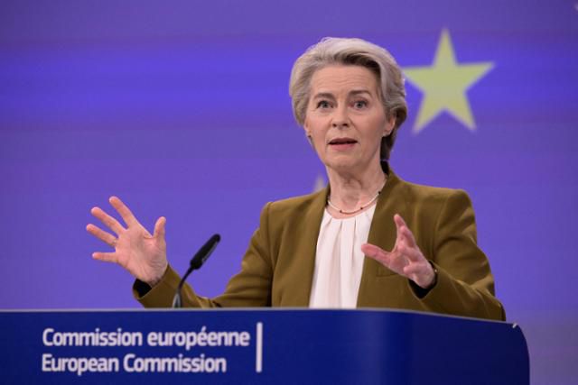 우르줄라 폰데어라이엔 유럽연합(EU) 집행위원장이 지난해 12월 30일 벨기에 브뤼셀 EU 본부에서 기자회견을 하고 있다. 브뤼셀=AFP 연합뉴스