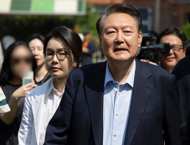 윤석열 전 대통령과 김건희(왼쪽) 여사가 21대 대통령 선거일인 3일 서울 서초구 원명초등학교에 마련된 서초4동 제3투표소에서 투표를 마친 뒤 차량으로 향하고 있다. 사진공동취재단