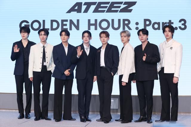 그룹 에이티즈(ATEEZ)가 12일 서울 마포구 호텔 나루 서울 엠갤러리에서 열린 미니 12집 '골든 아워 : 파트 3'(GOLDEN HOUR : Part.3) 발매 기념 기자간담회에서 포즈를 취하고 있다. 연합뉴스