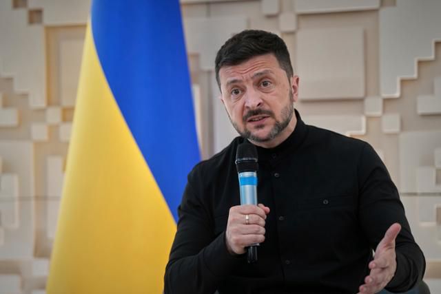 볼로디미르 젤렌스키 우크라이나 대통령이 지난달 15일 튀르키예 앙카라 주재 우크라이나 대사관에서 기자회견을 하고 있다. 앙카라=AP 뉴시스