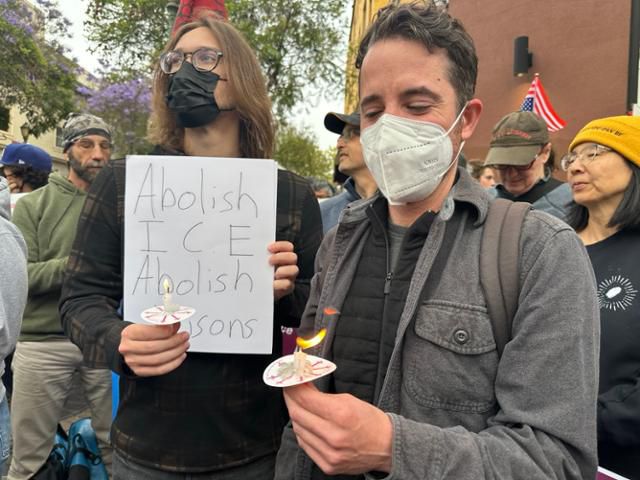 10일 미국 캘리포니아주 오클랜드 도심의 한 대형 광장에서 시민들이 손에 촛불을 들고 로스앤젤레스의 이민자들에게 연대를 표하는 집회를 하고 있다. 오클랜드=이서희 특파원