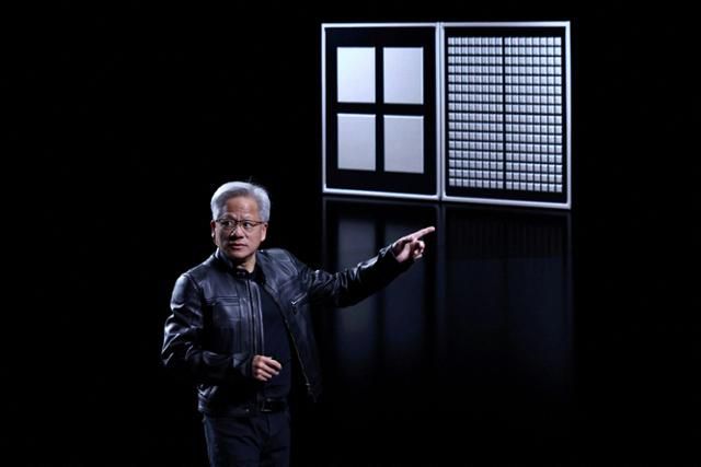 젠슨 황 엔비디아 최고경영자(CEO)가 11일(현지시간) 프랑스 파리에서 열린 '비바테크놀로지' 컨퍼런스에서 기조연설을 하고 있다. 로이터·연합뉴스