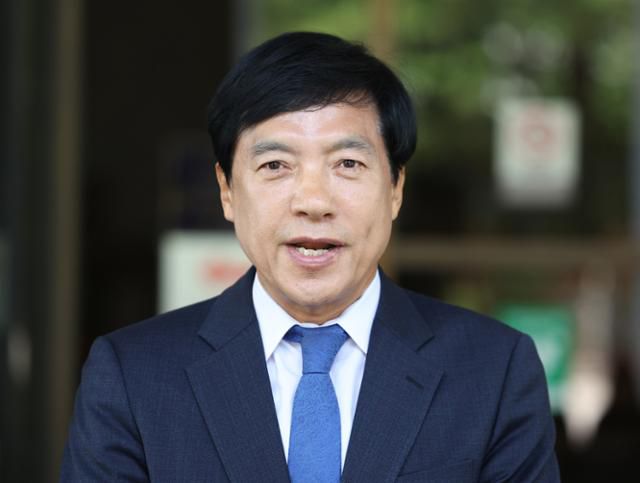 김학의 전 법무부 차관의 불법 출국금지 의혹 수사를 방해한 혐의로 기소된 이성윤 더불어민주당 의원이 12일 무죄 확정 판결을 받은 뒤 서울 서초구 대법원 앞에서 입장을 밝히고 있다. 뉴시스