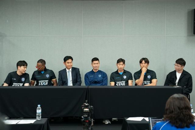 12일 오후 용인 처인구에 위치한 용인미르스타디움에서는 쿠팡플레이 오리지널 예능 '슈팅스타2' 기자간담회가 열렸다. 현장에서는 연출을 맡은 조효진 PD와 최용수 감독, 설기현 코치를 비롯해 시즌2 신규 선수인 구자철 이근호와 깜짝 방문 선수인 프리미어리그 출신 특급 용병 파트리스 에브라가 참석했다. 쿠팡플레이 제공