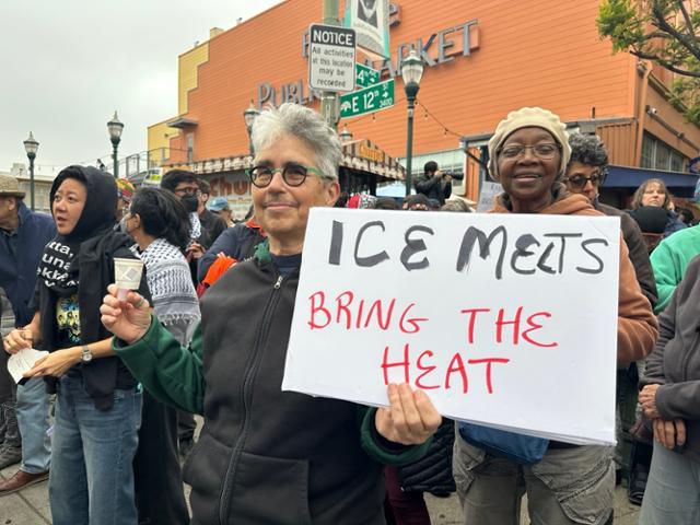 10일 미국 캘리포니아주 오클랜드 도심의 한 대형 광장에서 한 손엔 촛불, 다른 손엔 손팻말을 든 한 시민이 미국 이민세관단속국의 불법 이민 단속에 반대하고 로스앤젤레스의 이민자들에게 연대를 표하는 집회에 참가하고 있다. 오클랜드=이서희 특파원