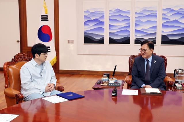 우원식 국회의장이 12일 서울 여의도 국회에서 탁현민 전 청와대 의전비서관을 국회의장 행사기획자문관으로 위촉, 환담하고 있다. 뉴스1