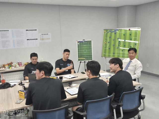 '슈팅스타2' 경기를 앞두고 회의 중인 최용수 감독과 코치들. 우다빈 기자
