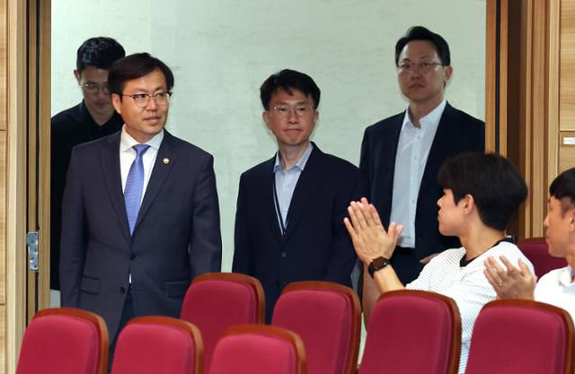 산업통상자원부 여한구(왼쪽) 신임 통상교섭본부장이 12일 정부세종청사 산업통상자원부 강당에서 열린 취임식에 입장하고 있다. 세종=연합뉴스