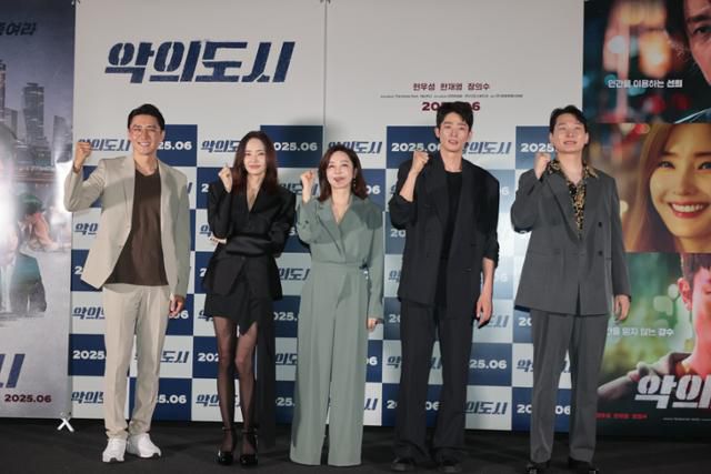 현우성 감독(왼쪽부터), 배우 한채영, 김혜은, 장의수, 김원우가 12일 서울 용산구 CGV 용산아이파크몰점에서 열린 영화 '악의도시' 시사회 및 기자간담회에서 포즈를 취하고 있다. 연합뉴스