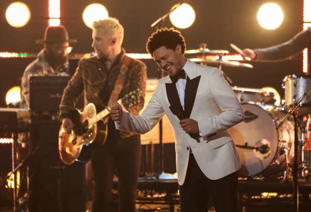 남아프리카공화국 출신 코미디언 트레버 노아(오른쪽)가 2022년 4월 미국 네바다주 라스베이거스에서 열린 그래미 시상식에서 사회를 보고 있다. 라스베이거스=로이터 연합뉴스