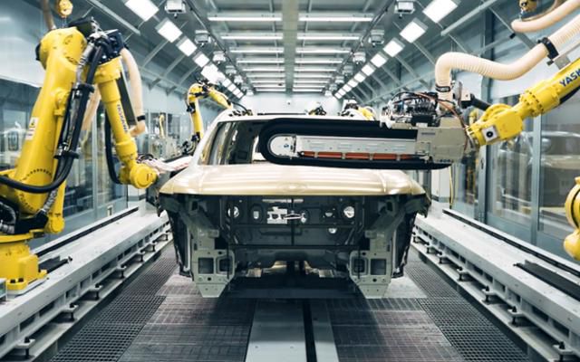 현대차그룹의 신공장 미국 조지아주 'HMGMA'의 도장 공정에서 로봇들이 도장면을 마감 처리하고 있다. 현대차그룹 제공