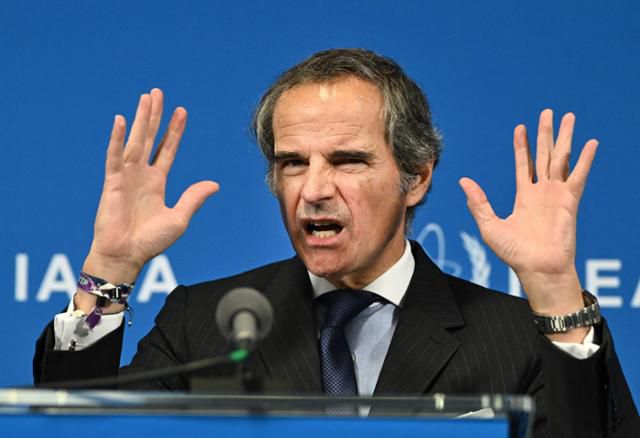 라파엘 그로시 국제원자력기구(IAEA) 사무총장이 지난 9일 오스트리아 빈에서 기자회견을 열고 이란의 미신고 핵시설 운영을 규탄하고 있다. 빈=AFP 연합뉴스