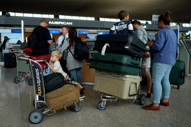지난달 12일 남아프리카공화국을 출발한 백인 난민들이 미국 버지니아주 덜레스 국제공항에 도착했다. 덜레스=EPA 연합뉴스