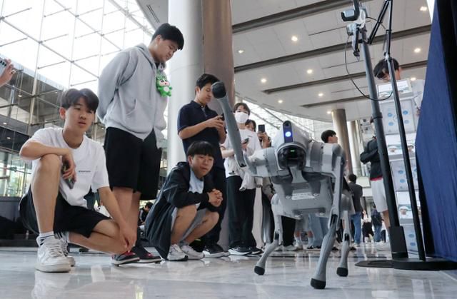 지난 5일 서울 강남구 코엑스의 '2025 자율제조 월드쇼'를 찾은 관람객들이 중국 회사 유니트리가 선보인 로봇개를 살펴보고 있다. 뉴스1