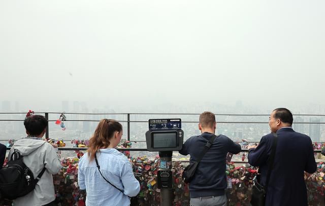지난달 18일 서울 중구 남산에서 바라본 도심. 초미세먼지 농도가 높은 탓에 뿌옇게 보인다. 뉴스1