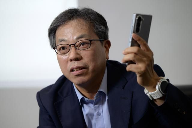 지난 9일 인터뷰 중인 장병탁 서울대 AI연구원장이 행동형 AI의 다양한 파급효과에 대해 설명하고 있다. 하상윤 기자