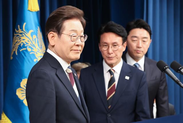 이재명 대통령이 4일 서울 용산구 대통령실 청사 브리핑룸에서 국무총리와 국정원장, 대통령 비서실장 등 인선발표를 하기 위해 입장하고 있다. 뉴스1