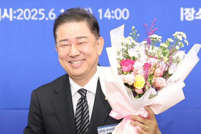 더불어민주당 차기 원내대표로 선출된 김병기 의원이 13일 서울 여의도 국회에서 열린 제2기 원내대표 선출 의원총회에서 당선된 뒤 기뻐하고 있다. 하상윤 기자