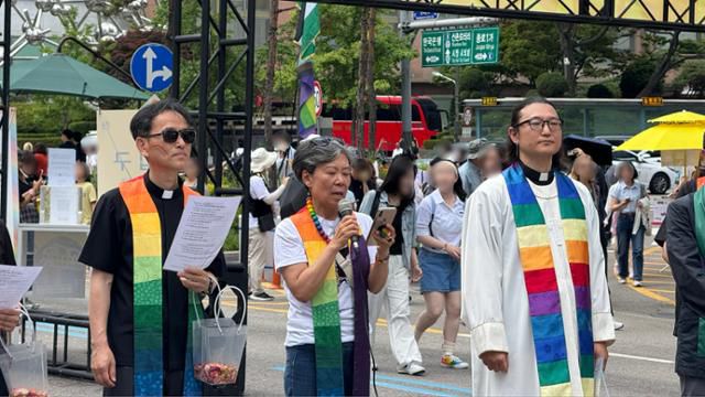 14일 서울 중구 남대문로와 우정국대로에서 열린 '2025 제26회 퀴어퍼레이드'에서 개신교 목회자들이 성소수자 지지 발언을 하고 있다. 문지수 기자