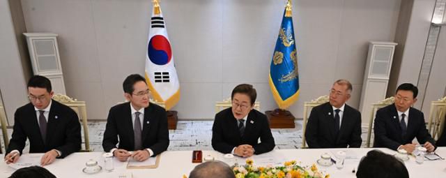 이재명 대통령이 13일 용산 대통령실에서 열린 국내 5대 그룹 회장 및 6개 경제 단체장 간담회에서 발언하고 있다. (왼쪽부터) 구광모 LG그룹 회장, 이재용 삼성전자 회장, 이 대통령, 정의선 현대차그룹 회장, 신동빈 롯데그룹 회장. 왕태석 선임기자