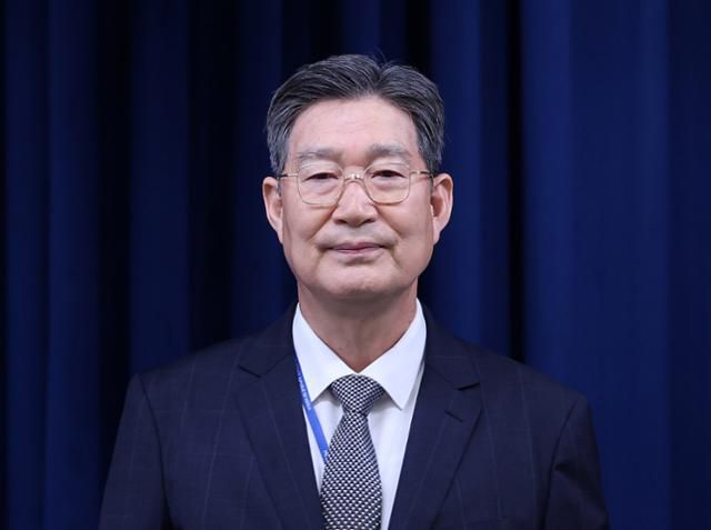 오광수 전 대통령실 정무수석이 지난 8일 용산 대통령실 청사에서 열린 인선 발표 브리핑에 참석하고 있다. 뉴스1