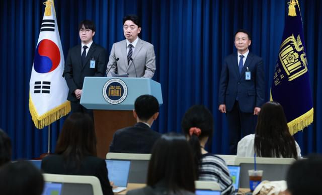 강훈식 대통령실 비서실장이 15일 서울 용산구 대통령실 브리핑룸에서 인선 발표 관련 브리핑을 하고 있다. 왼쪽부터 하정우 AI미래기획수석, 강 비서실장, 김현종 안보실 1차장. 뉴시스