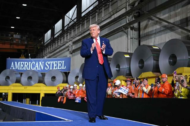 도널드 트럼프 미국 대통령이 지난달 30일 펜실베이니아주 웨스트미플린의 US스틸 공장을 찾아 연설하기 전 무대에 올라 박수치고 있다. 웨스트미플린=AFP 연합뉴스