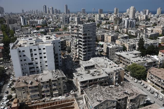 15일 이란의 탄도 미사일이 이스라엘 중부 바트얌을 강타해 이스라엘의 주거용 건물이 파괴돼 있다. 바트얌=EPA 연합뉴스