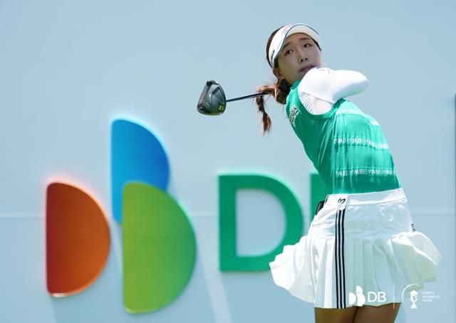 이동은이 15일 충북 음성 레인보우힐스 컨트리클럽에서 열린 DB그룹 제39회 한국여자오픈골프선수권대회 최종라운드 5번홀에서 티샷을 한 후 타구를 바라보고 있다. 대회조직위원회 제공