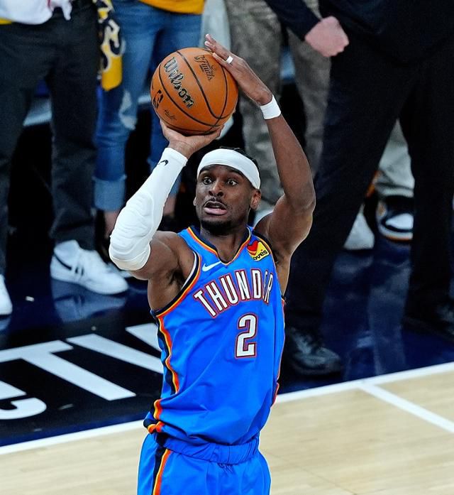 미국 프로농구(NBA) 오클라호마시티의 에이스 샤이 길저스-알렉산더가 14일(한국시간) 미국 인디애나주 인디애나폴리스 게인브리지 필드하우스에서 열린 2024~25 NBA 파이널 4차전 인디애나와 경기 도중 슛을 던지고 있다. 인디애나폴리스=EPA 연합뉴스