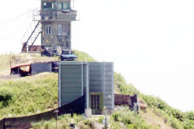 대북 방송이 중단된 12일 경기 파주시 접경 지역에서 바라본 한국군 초소 모습. 초소 전방에 확성기가 위치해 있다. 뉴시스