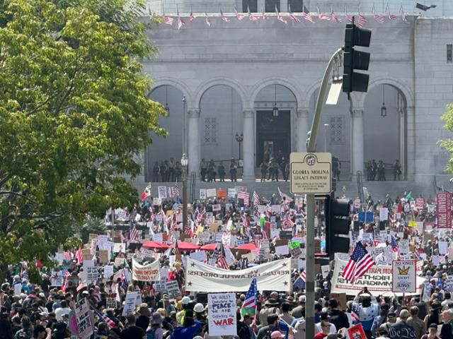 14일 미국 캘리포니아주 로스앤젤레스 시청 앞 광장에서 '노 킹스' 집회가 열리고 있다. 도널드 트럼프 행정부가 파견한 주방위군이 시청 앞에 주둔해 있다. 로스앤젤레스=이서희 특파원
